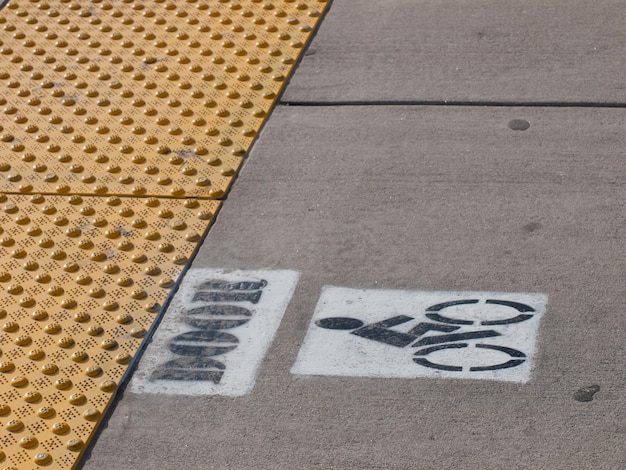 Borden voor de locatie van de deur van de lightrailtrein geschilderd op het asfalt in Denver, Colorado.