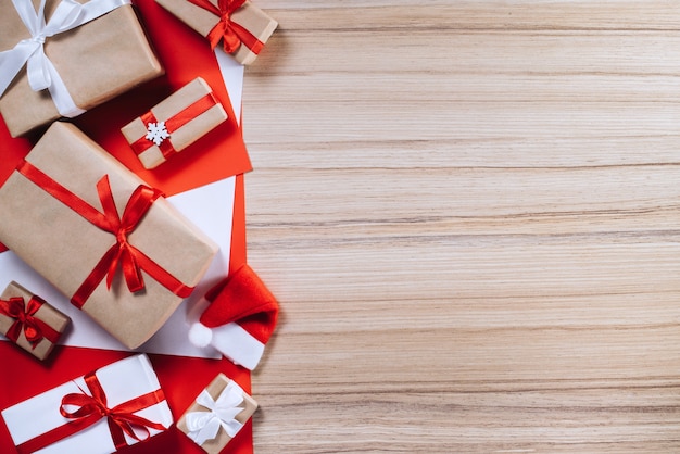 Photo border of gift boxes on wooden background