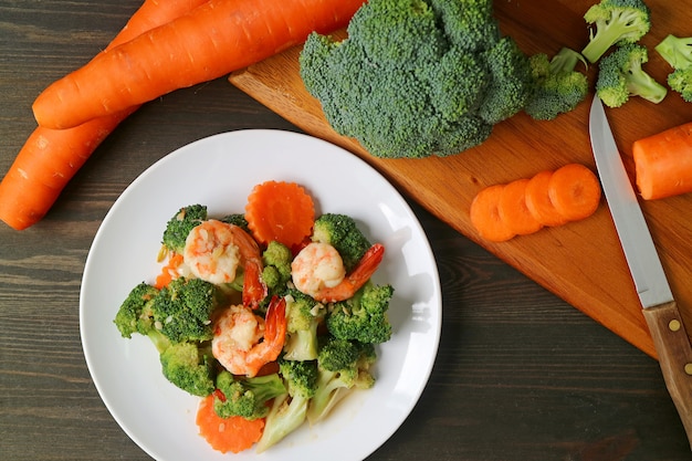 Bordje garnalen roergebakken met broccoli en wortel met groenten