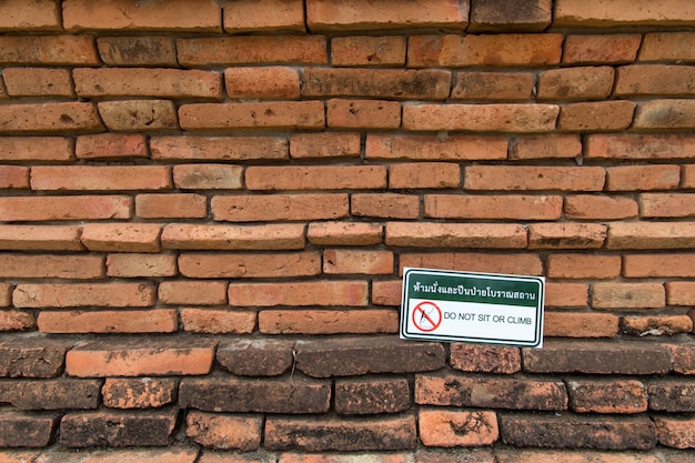 Bordje is niet van oude ruïne standbeeld in het historische park van Ayutthaya