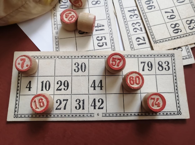 Bordspel lotto op een achtergrond Spellen voor het hele gezin Kaarten en vaten voor het spelen van lotto