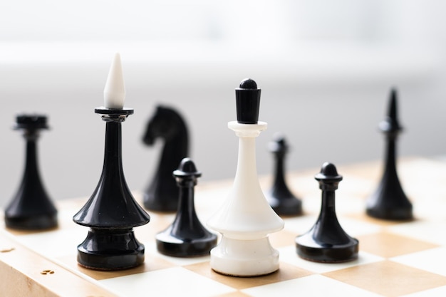 Bordspel schaken met schaakstukken voor witte achtergrond.