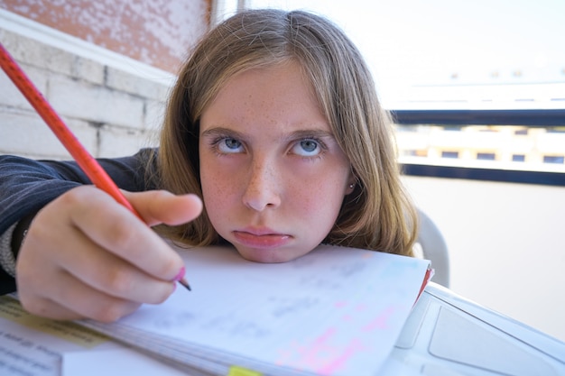 彼女の宿題をしている退屈学生少女