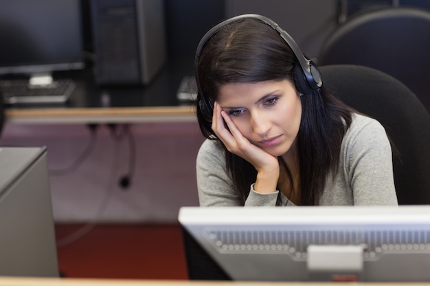 Bored vrouw in computerlokaal op universiteit