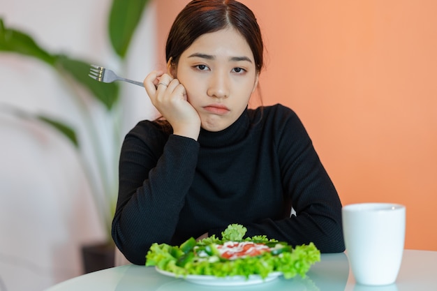 退屈な女性は食べたくない