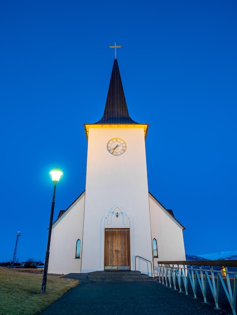 ボルガルネースアイスランドの小さな丘にある街のボルガルネースカトリック教会のランドマーク