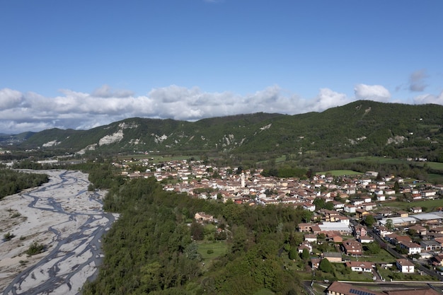 Borghetto di Borbera Pemonte Italië Dorp luchtfoto Panorama