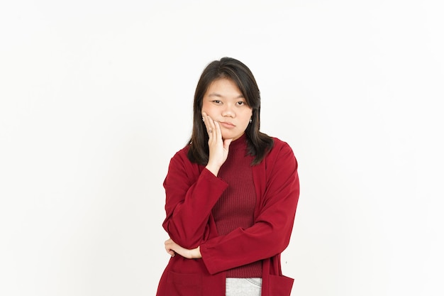 흰색 배경에 고립 된 빨간 셔츠를 입고 아름 다운 아시아 여자의 지루한 제스처