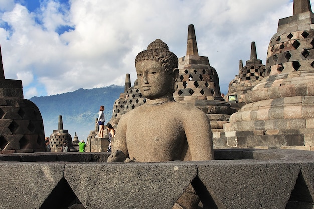 Borobudur, il grande tempio buddista in indonesia