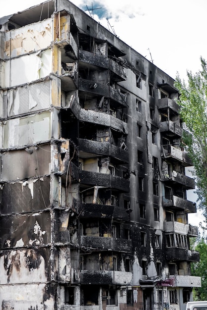 ボロディアンカキエフ地域ウクライナ2022年5月26日ボロディアンカ市で焼失した民家を破壊ロシアの戦争紛争によるウクライナの損失の影響ロシアの侵略者の攻撃の結果