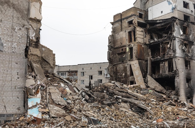 BORODYANKA OEKRANE 06 april 2022 Oorlog in Oekraïne Chaos en verwoesting in de straten van Borodyanka als gevolg van de aanval van Russische indringers