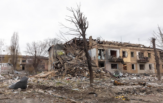 BORODYANKA OEKRANE 06 april 2022 Oorlog in Oekraïne Chaos en verwoesting in de straten van Borodyanka als gevolg van de aanval van Russische indringers