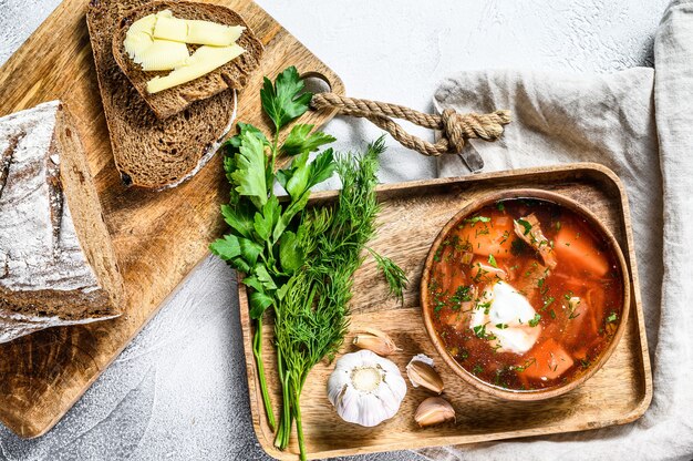 Borsch-bietensoep in een houten kom