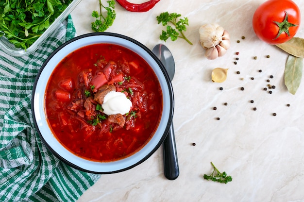 Борщ - это традиционное украинское блюдо в миске на столе. Вкусный и полезный обед. Вид сверху, плоская планировка.