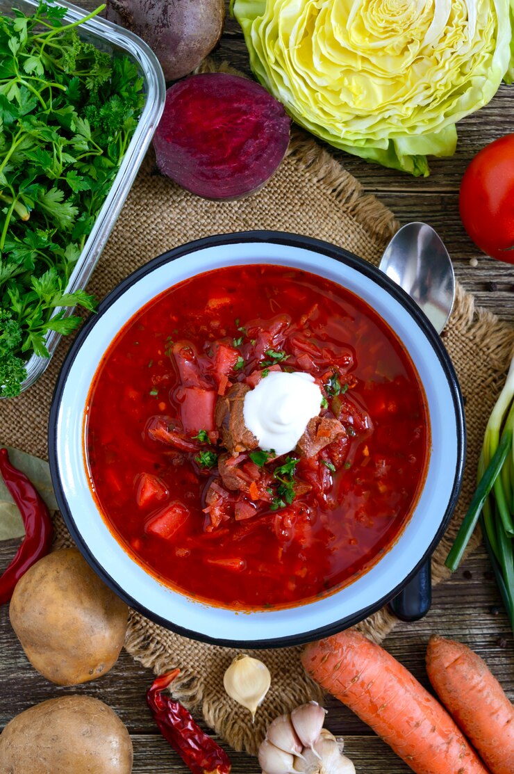 Борщ - это традиционное украинское блюдо в миске на столе. Вкусный и полезный обед. Вид сверху, плоская планировка.