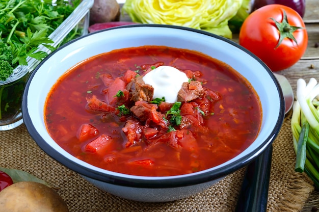 Photo borsch is a traditional ukrainian dish in a bowl on the table. tasty and healthy lunch.