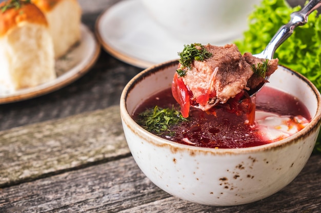 Borsch met vlees en zure room met exemplaarruimte