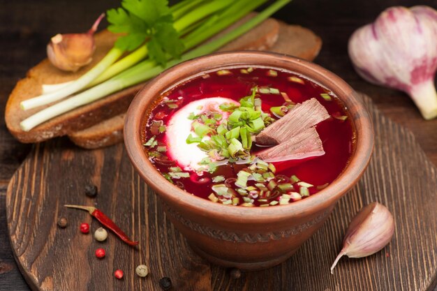 Borsch op de oude houten achtergrond