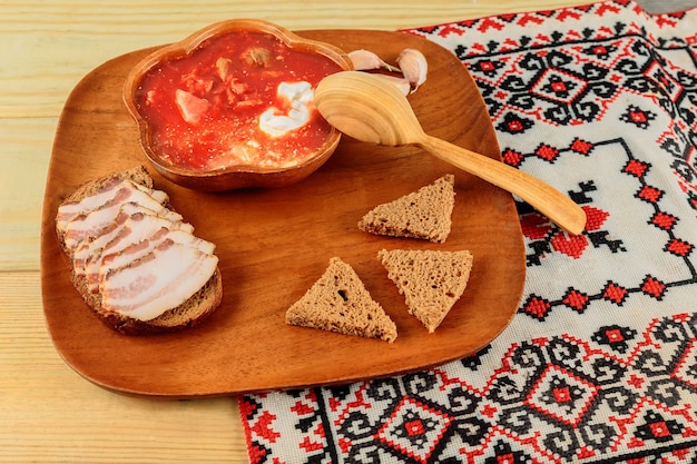 Borsch cibo etnico ucraino zuppa di barbabietola ucraina borscht in ciotola con lardo fresco salato salo g...