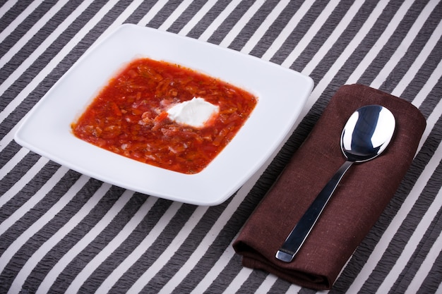 Photo borsch in white plate