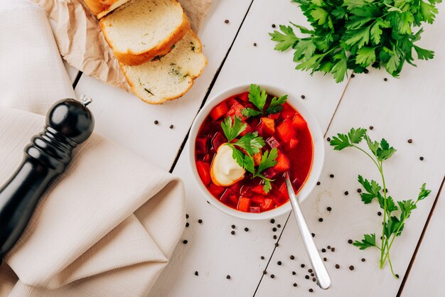 Borscht met vers brood op een natuurlijke houten