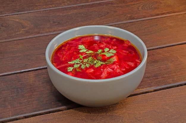 Borscht soep met groenten en vlees op een houten tafel