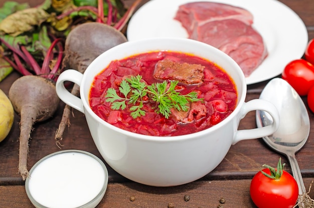 Borscht soep met groenten en vlees op een houten tafel