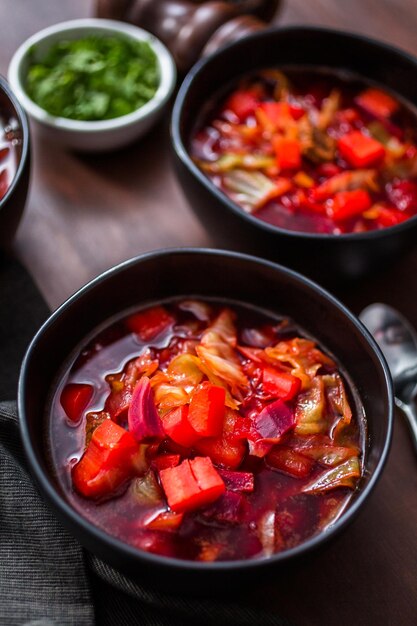 Foto zuppa di borscht in una ciotola nera per cena.