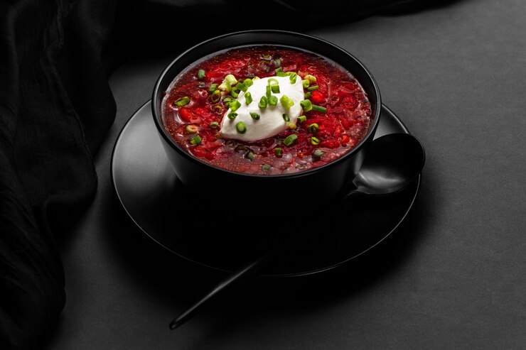 ボルシチ。ロシア料理とウクライナ料理の伝統的な温かい料理。