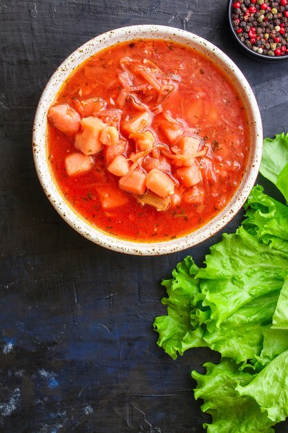 Borsjt rode tomatensoep voorgerecht bouillon vlees en groenten