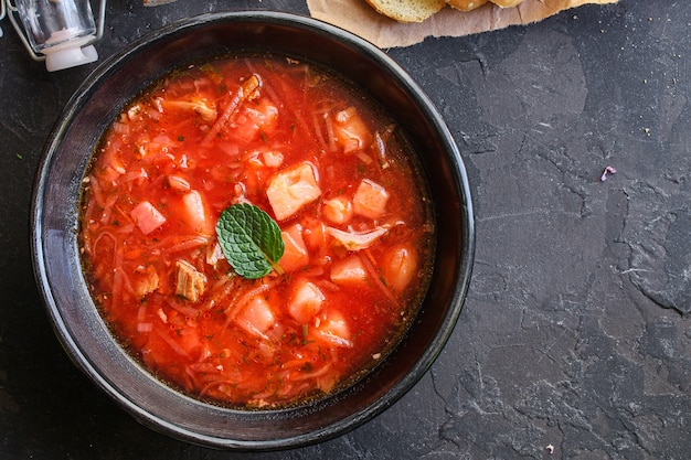 Borsjt rode tomatensoep voorgerecht bouillon vlees en groenten