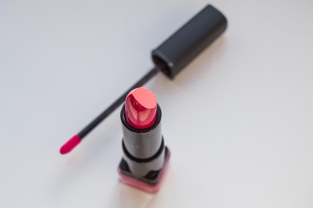 Borstel voor lipgloss lippenstift rood roze op witte achtergrond