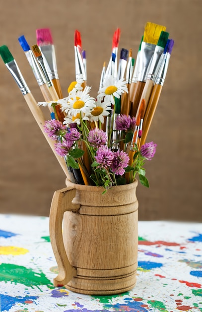 Borstels en verven voor het tekenen in compositie op de tafel