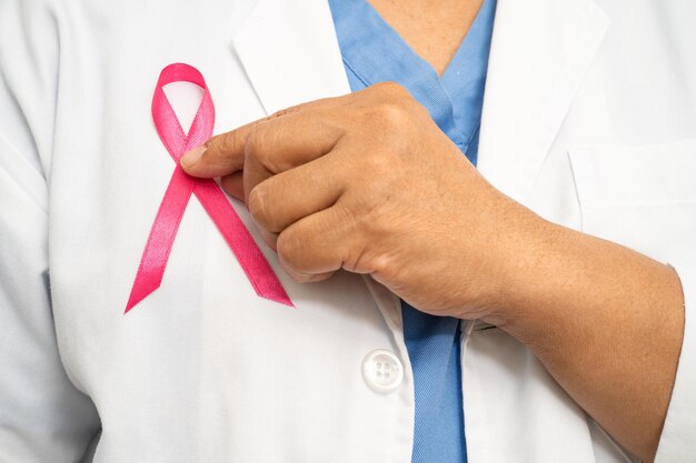 Borstkanker Aziatische doktersvrouw met roze lintsymbool van Wereldborstkankerdag