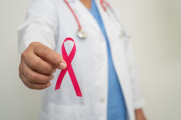 Borstkanker Aziatische doktersvrouw met roze lintsymbool van Wereldborstkankerdag