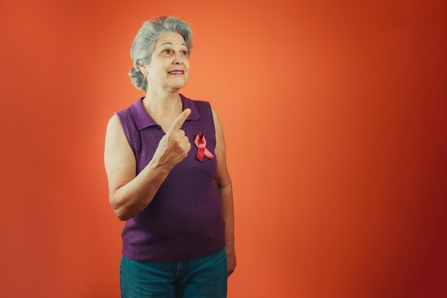 Borstkanker bescherming symbool volwassen vrouw met roze lint op en paars t-shirt geïsoleerd voor borstkanker campagne