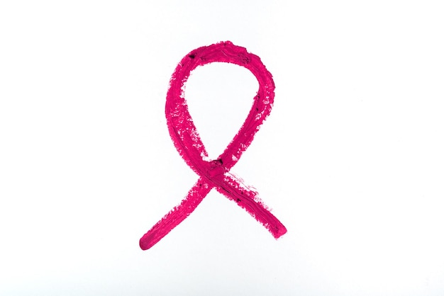 Foto borstkankersymbool getekend met eekhoornlippenstift een roze lint als symbool van vrouwen die leven met een borsttumor gezondheidsconcept voor vrouwen bewustwording van borstkanker
