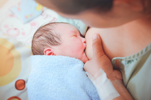 Borstvoeding, moeder voedt pasgeboren kind met liefde
