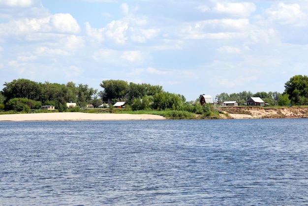 Bos aan de kust van de stille rivier