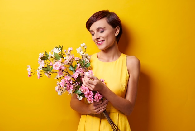 Bos bloemen blij vrouw