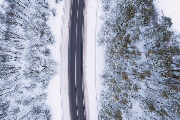 Bos in de sneeuw Besneeuwde bosweg Drone-weergave