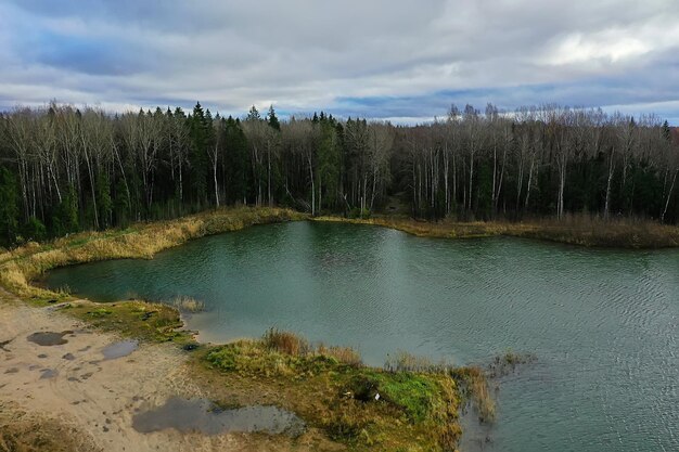 bos meer bovenaanzicht, landschap natuur uitzicht bos, achtergrond