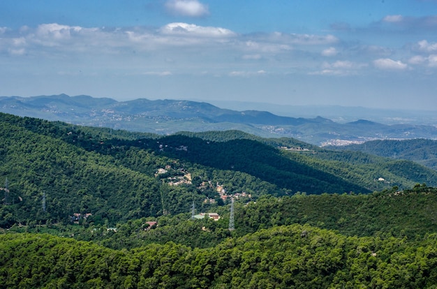 Bos uitzicht vanaf de top van de berg tibidabo