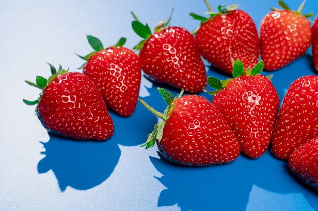 Bos van aardbeien op blauwe muur