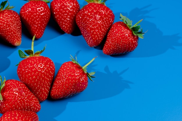 Bos van aardbeien op blauwe muur