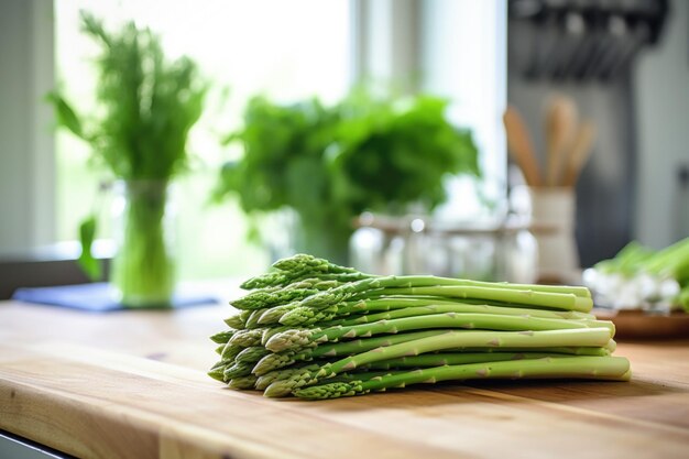 Bos van aspergesstelen op een keukentafel