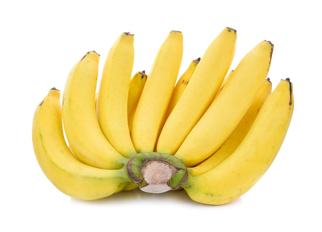 Bos van bananen die op witte achtergrond worden geïsoleerd