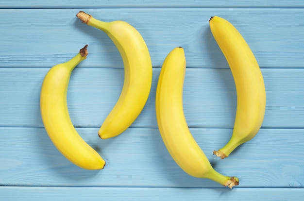 Foto bos van bananen op een houten tafel