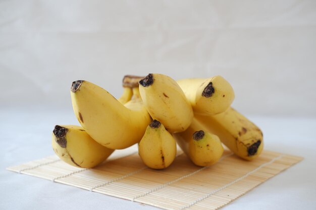 Bos van bananen op een witte marmeren tafel Selectieve aandacht