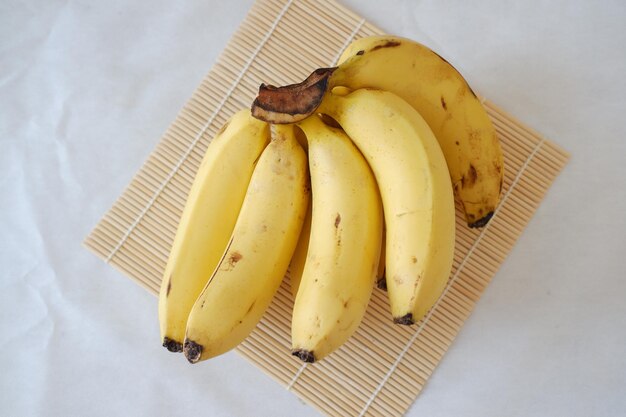 Bos van bananen op een witte marmeren tafel Selectieve aandacht